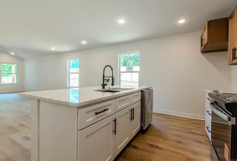 Kitchen - 430 Main St, Bauxite, AR 72011 photo 2 of 4