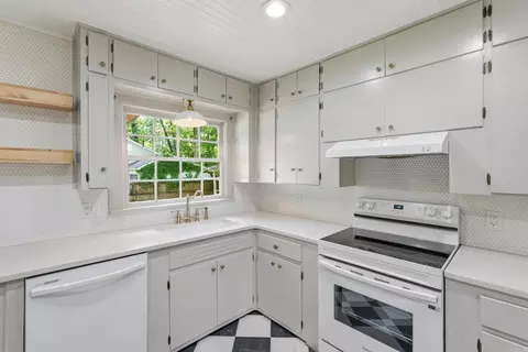 Kitchen - 1117 Weems St, Conway, AR 72034 photo 2 of 4