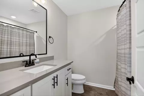 Bath - 1428 Woolridge Dr, Benton, AR 72019 photo 3 of 4