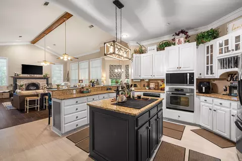 Kitchen - 226 Edgewood Dr, Cabot, AR 72023 photo 2 of 2
