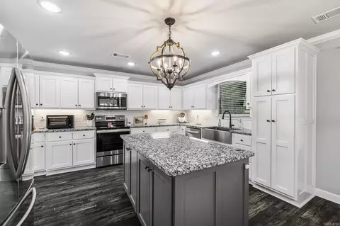 Kitchen - 33 Cimarron Cir, Cabot, AR 72023 photo 3 of 4