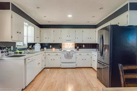 Kitchen - 25 Fred Ln, Conway, AR 72032 photo 1 of 3