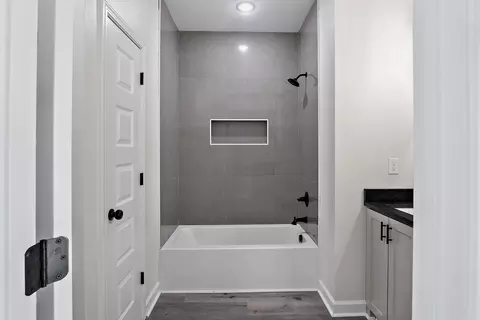 Bath - 506 Madeleine Cir, Austin, AR 72007 photo 7 of 9