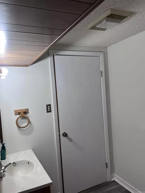 Bath - 2215 Gwin Ln, Benton, AR 72019 photo 3 of 3