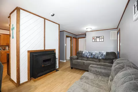 Living - 2215 Gwin Ln, Benton, AR 72019 photo 3 of 4