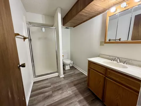 Bath - 2215 Gwin Ln, Benton, AR 72019 photo 2 of 2