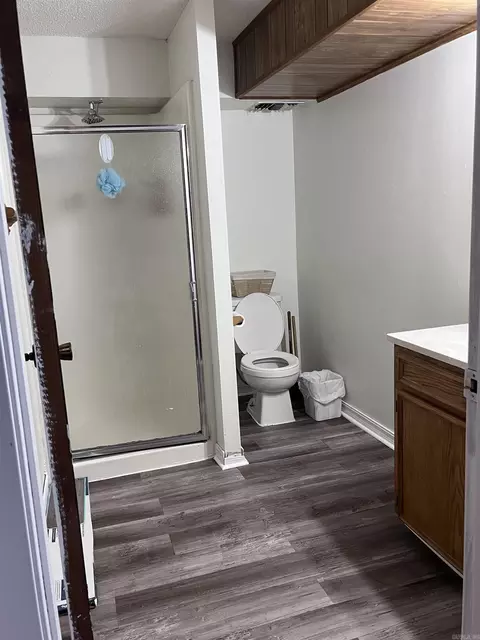 Bath - 2215 Gwin Ln, Benton, AR 72019 photo 2 of 3