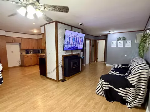 Living - 2215 Gwin Ln, Benton, AR 72019 photo 2 of 7
