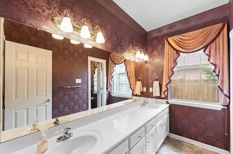 Bath - 2435 Grummer Ln, Conway, AR 72034 photo 5 of 8