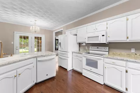 Kitchen - 2435 Grummer Ln, Conway, AR 72034 photo 3 of 4
