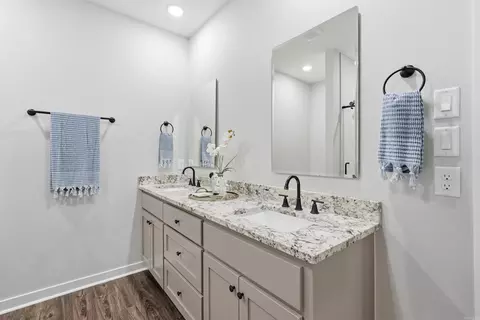 Bath - 2444 Pleasant Willow Dr, Benton, AR 72015 photo 2 of 4