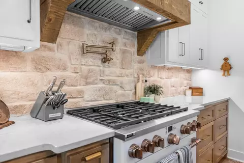 Kitchen - 2995 Cresthaven St, Conway, AR 72034 photo 4 of 7