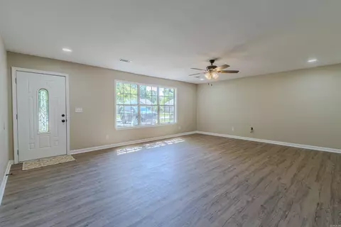 Living - 120 Cypress Dr, Trumann, AR 72472 photo 3 of 5