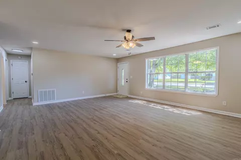 Living - 120 Cypress Dr, Trumann, AR 72472 photo 2 of 5