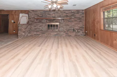 Living - 5205 Rogers Rd, Pine Bluff, AR 71603 photo 2 of 4