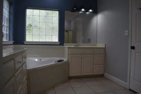 Bath - 101 Artesia Ln, Beebe, AR 72012 photo 4 of 4