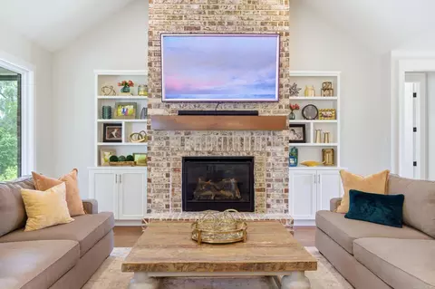 Living - 813 Belle Grove Loop, Benton, AR 72019 photo 4 of 6