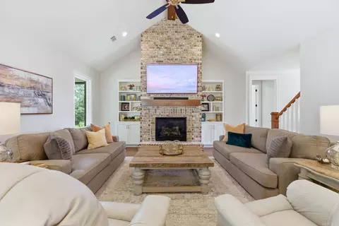 Living - 813 Belle Grove Loop, Benton, AR 72019 photo 3 of 6