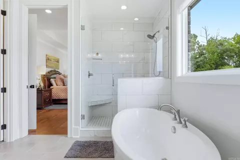 Bath - 813 Belle Grove Loop, Benton, AR 72019 photo 3 of 10