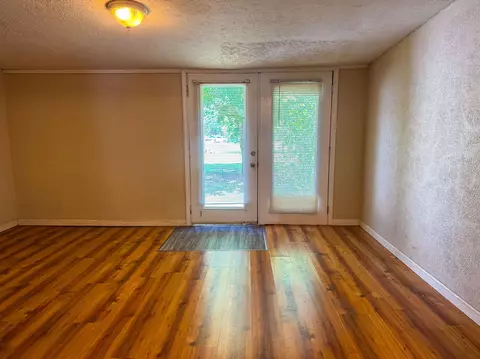 Living - 20 Diane Ave, Ash Flat, AR 72513 photo 3 of 4