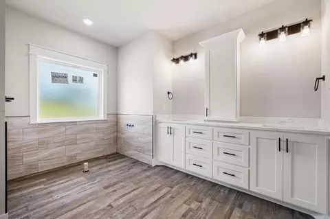 Bath - 1237 Curlin Ct, Searcy, AR 72143 photo 1 of 3