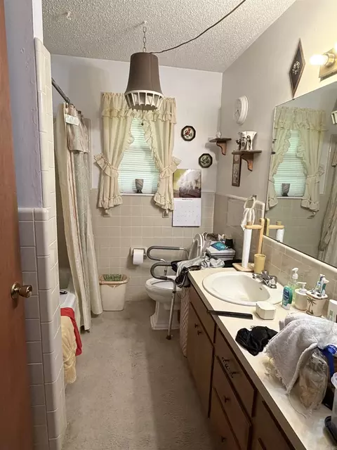 Bath - 2819 Kimberly Dr, Pine Bluff, AR 71603 photo 1 of 2