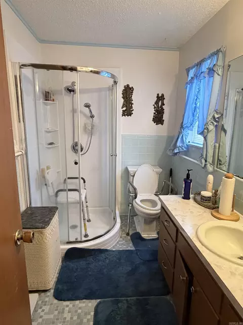 Bath - 2819 Kimberly Dr, Pine Bluff, AR 71603 photo 2 of 2