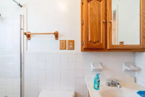 Bath - 110 W Curran St, Des Arc, AR 72040 photo 4 of 5