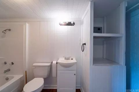 Bath - 110 W Curran St, Des Arc, AR 72040 photo 2 of 5