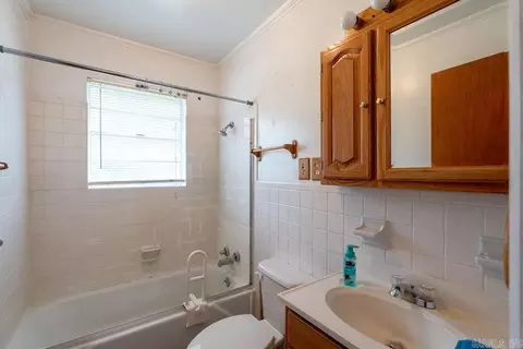 Bath - 110 W Curran St, Des Arc, AR 72040 photo 3 of 5