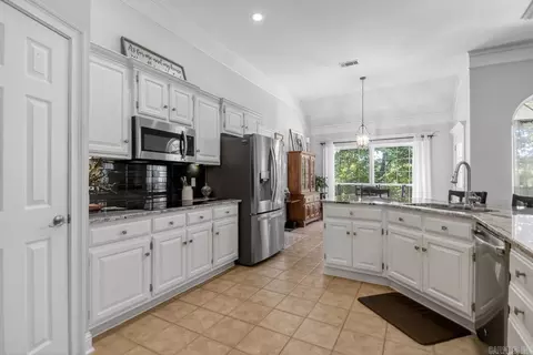 Kitchen - 1425 River Pointe Ct, Benton, AR 72019 photo 4 of 4