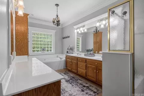 Bath - 1425 River Pointe Ct, Benton, AR 72019 photo 3 of 5