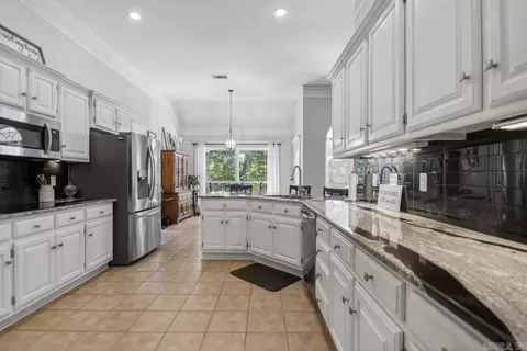 Kitchen - 1425 River Pointe Ct, Benton, AR 72019 photo 3 of 4