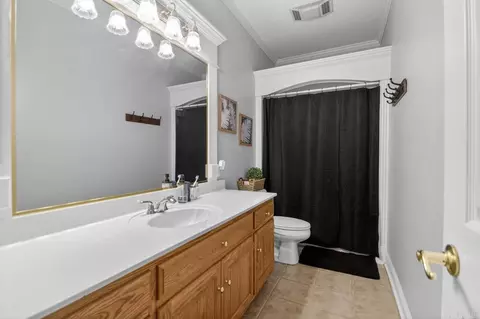 Bath - 1425 River Pointe Ct, Benton, AR 72019 photo 2 of 5