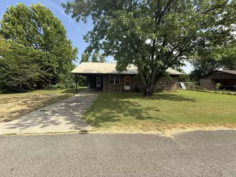 1803 E Harkey St, Paris, AR 72855