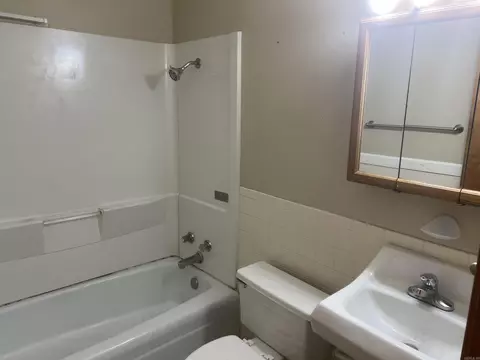 Bath - 2210 Broadview Ave, Conway, AR 72034 photo 1 of 1