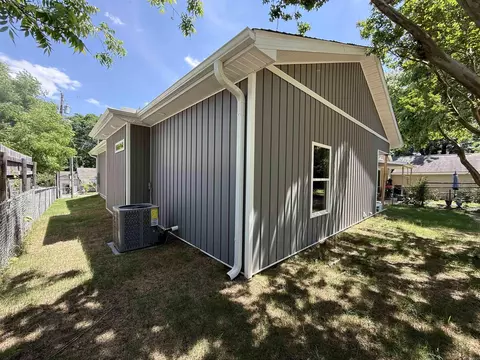Exterior - 717 Burton St, Benton, AR 72015 photo 4 of 6
