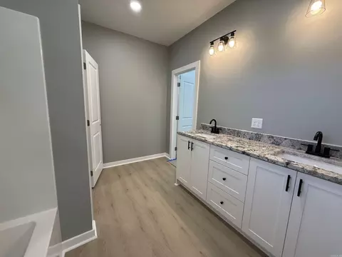 Bath - 717 Burton St, Benton, AR 72015 photo 1 of 4