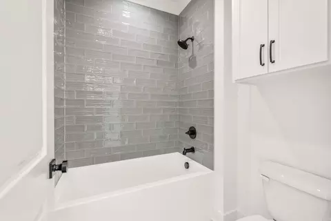 Bath - 1670 Dolphin Dr, Conway, AR 72034 photo 8 of 10