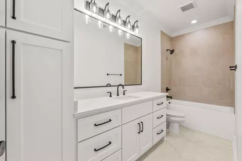 Bath - 1670 Dolphin Dr, Conway, AR 72034 photo 7 of 10