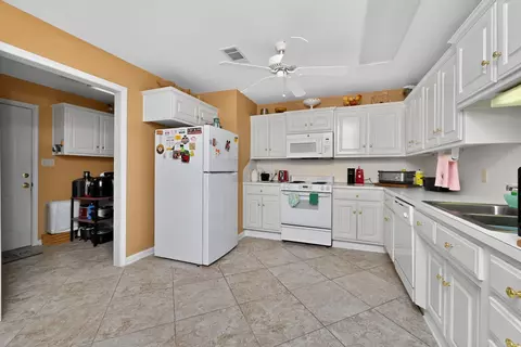 Kitchen - 30 Summerset Pl, Pine Bluff, AR 71603 photo 3 of 3