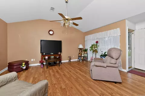 Living - 30 Summerset Pl, Pine Bluff, AR 71603 photo 2 of 2