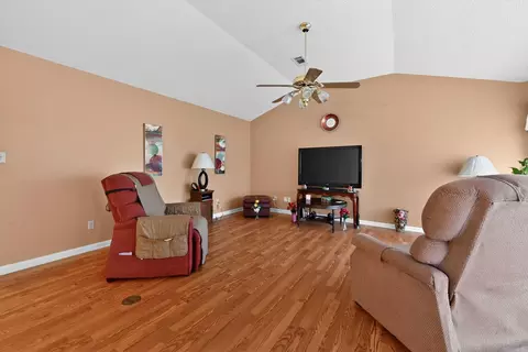 Living - 30 Summerset Pl, Pine Bluff, AR 71603 photo 1 of 2