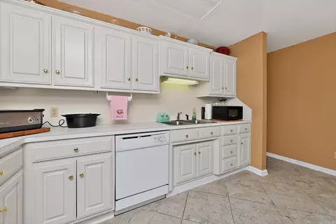 Kitchen - 30 Summerset Pl, Pine Bluff, AR 71603 photo 2 of 3