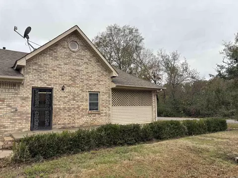 Exterior - 703 W 4th St, Lonoke, AR 72086 photo 2 of 9