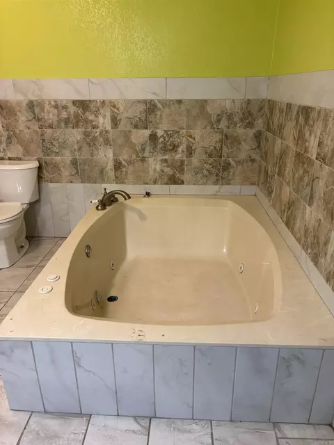 Bath - 703 W 4th St, Lonoke, AR 72086 photo 2 of 6