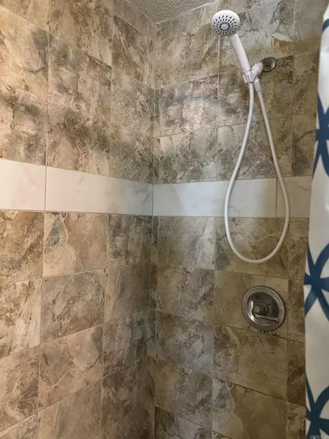 Bath - 703 W 4th St, Lonoke, AR 72086 photo 3 of 6