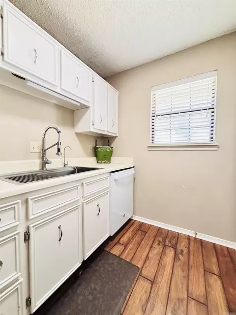 Kitchen - 23 Dark Forest Pl, Benton, AR 72019 photo 2 of 4