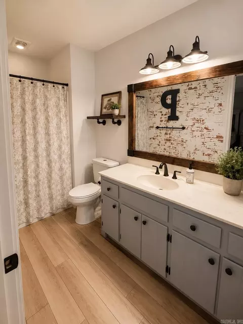 Bath - 1403 Misty Dr, Benton, AR 72019 photo 2 of 2