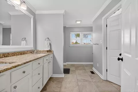 Bath - 1016 Jameson Ave, Benton, AR 72015 photo 1 of 5